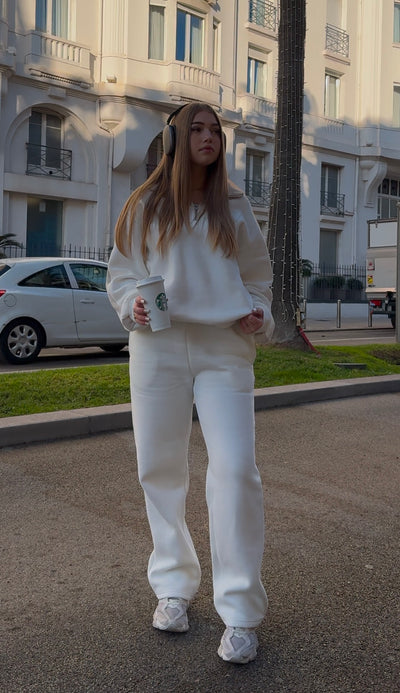 Pantalon wide-leg en couleur crème, coupe oversize moderne, avec ceinture élastique et poches latérales