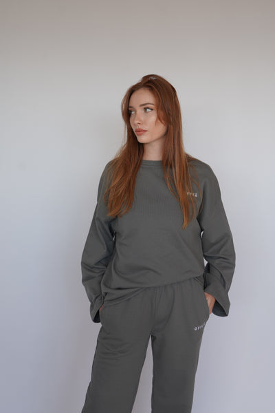 Top gris en coton doux, coupe légèrement oversize