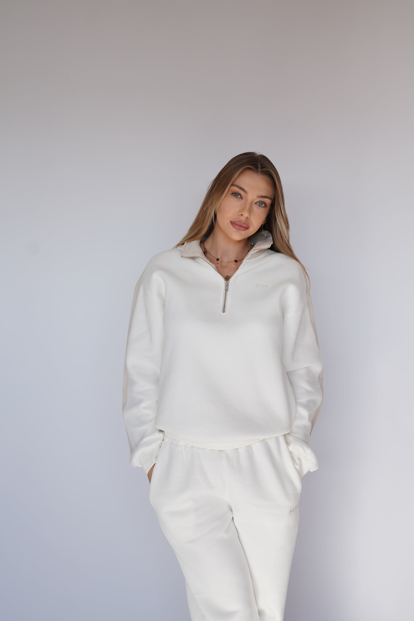 Sweat oversize en couleur crème, intérieur polaire ultra-doux, avec zip pratique, conçu pour l’hiver