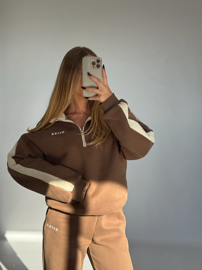 Sweat oversize en couleur marron chaud, doublé en polaire, avec fermeture zippée, idéal pour l’hiver